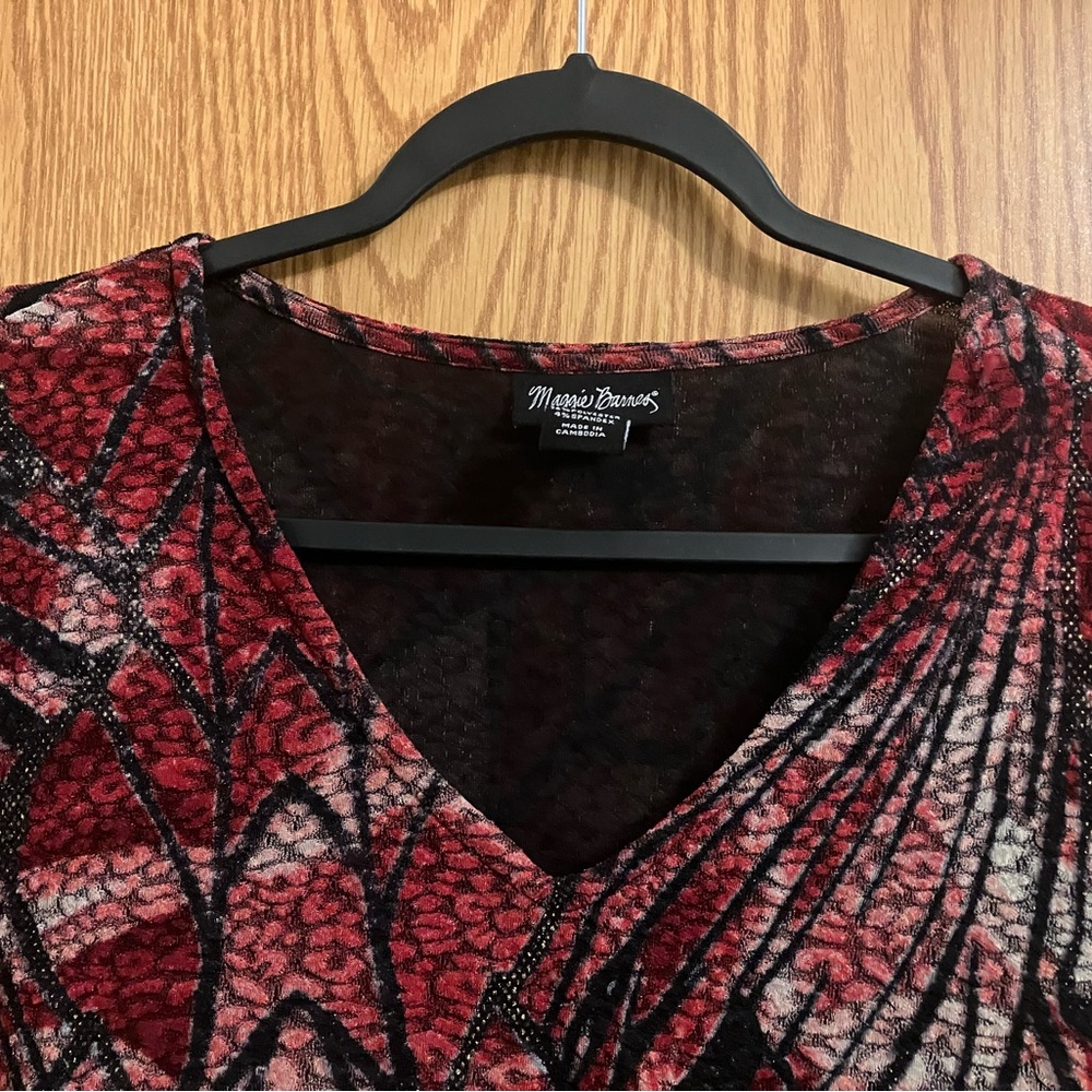 Maggie Barnes 1X Red‎ and Black Patterned V-Neck Top Dressy Lined - Picture 2 of 6